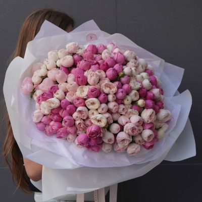 Букет з 97 піоновидних кущових троянд