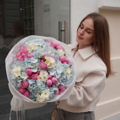 Букет з гортензій, кущових троянд Silva Pink та фрезій