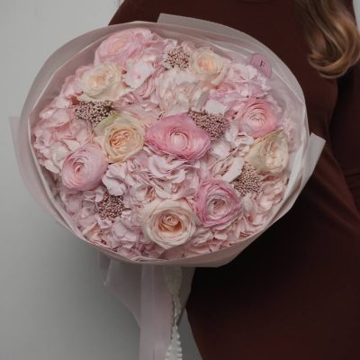 Мікс з рожевих гортензій, ранункулюсів, піоновидних троянд та озотамнусу