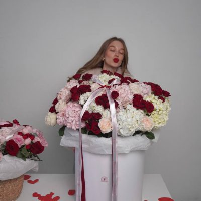 Композиція в коробці в розмірі XL з міксу червоно- рожевих квітів