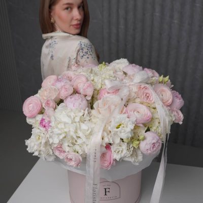 Композиція в коробці L  з гортензій, еустоми, ранункулюсів та троянд