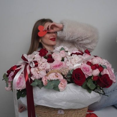 Композиція в кошику в червоно-рожевій колористиці