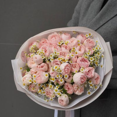 Букет з кущових троянд Mansfield Park та ромашки