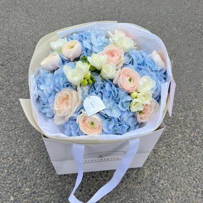 Букет з гортензій, троянд, ранункулюсів та фрезій
