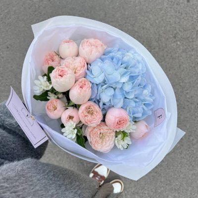 Букет з троянд, оксіпеталума та блакитної гортензії
