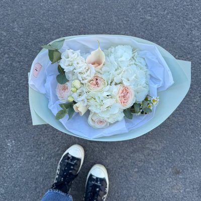 Букет з еустоми, ромашки, гортензій, троянд та калл