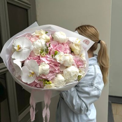 Букет з гортензій , фрезій, півонії та орхідеї