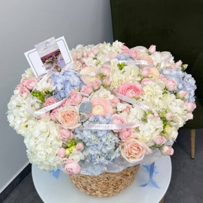Композиція в кошику в ніжній колористиці з міксу квітів