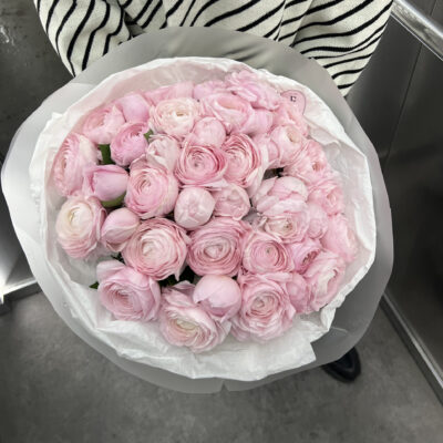 Ніжний букет з ранункулюсів та садових троянд Peony Pink