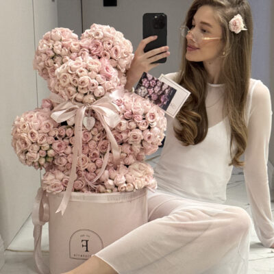 Композиція в формі ведмедика з піоновидних троянд Fairy Kiss