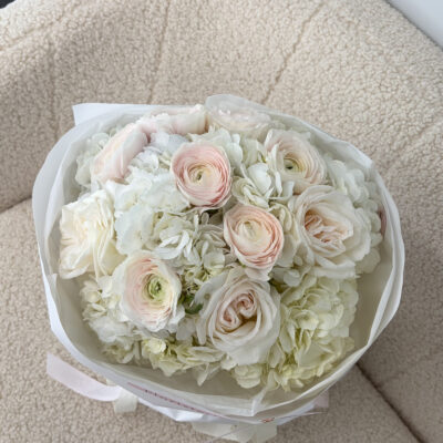 Букет з ранункулюсів, піоновидних троянд та гортензій