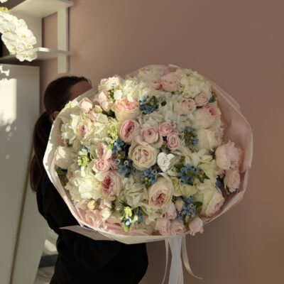 Ніжний об’ємний мікс з гортензій, піоновидних троянд та оксипеталума