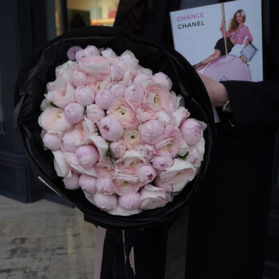 Ніжний мікс садових ароматних троянд та ранункулюсів