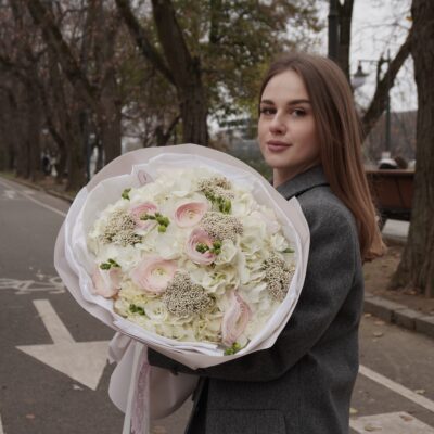 Букет з білих гортензій, ранункулюсів, фрезій та озотамнусу
