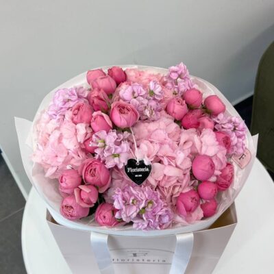 Букет в рожевій колористиці з гортензій, матіоли та кущової троянди Silva Pink