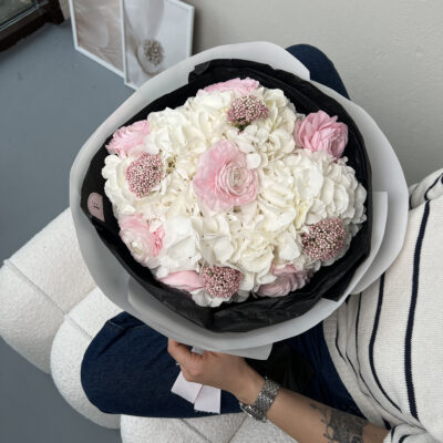 Мікс з гортензій, ранункулюсів та озотамнусу