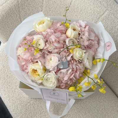 Ніжно рожевий мікс з трояндами, ранункулюсами та жовтим онцидіумом