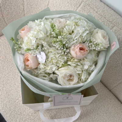 Букет з бузка, піоновидних троянд та гортензій