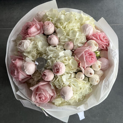 Біло рожевий мікс з гортензій та піоновидних троянд