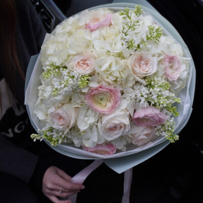 Букет з бузку, ранункулюсів, парфумованих троянд та гортензій