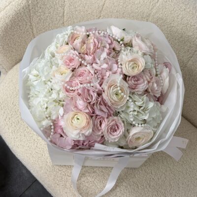 Ніжний мікс з гортензій, кущових троянд та ранункулюсів