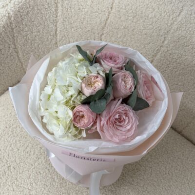 Мікс з гортензії, піоновидних троянд та евкаліпту