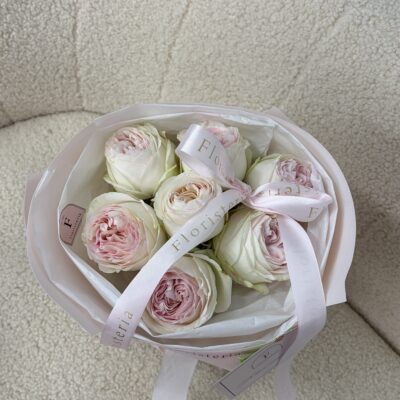 Букет з 7 троянд Lorena Summerhouse