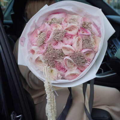 Букет з ранункулюсів, озотамнусу та амаранту