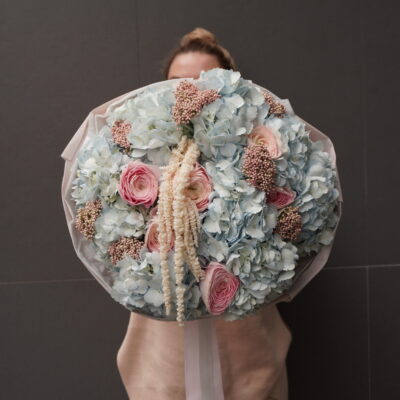 Блакитно рожевий мікс з  ранункулюсами, озотамнусом, амарантом та гортензіями