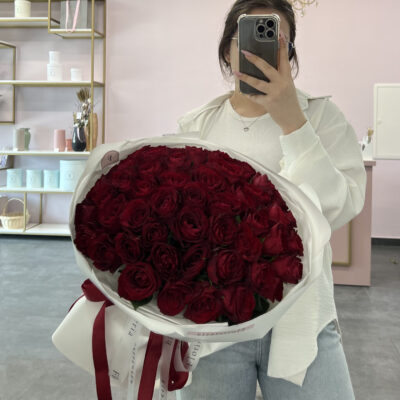 51 троянда Madame Red