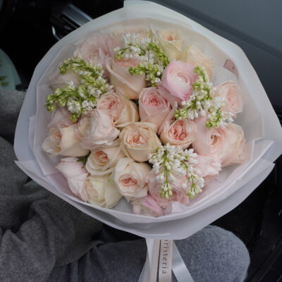 Мікс з ранункулюсів, парфумованих троянд та бузку