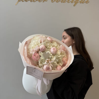 Букет з гортензій та піоновидних троянд