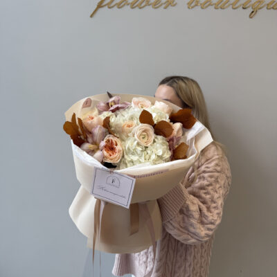 Букет в осінній колористиці з тюльпанами, трояндами, ранункулюсами та гортензіями