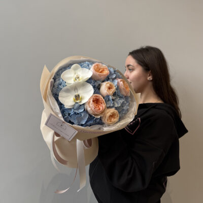 Букет з піоновидних троянд Juliet, гортензій та орхідей