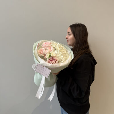 Букет комплімент з гортензій, троянд та фрезій