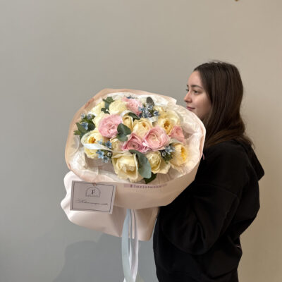 Мікс садових троянд, ранункулюсів, оксипеталуму та евкаліпту