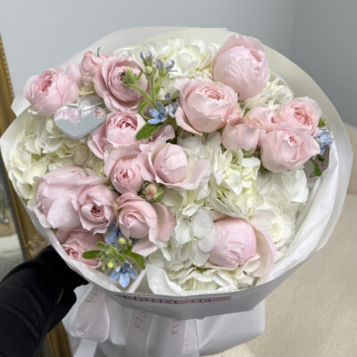 Букет в ніжній колористиці з гортензій та садових троянд