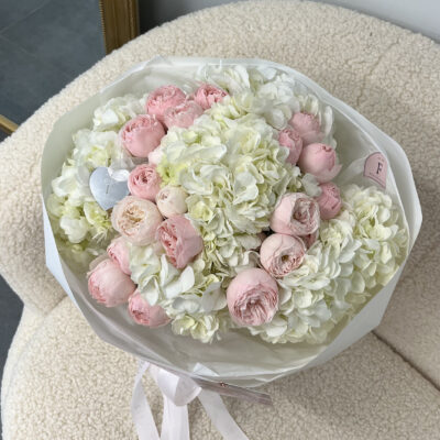 Букет з гортензій та піоновидних троянд