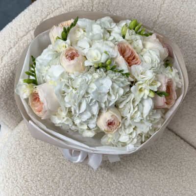 Букет з гортензій, садових троянд Juliet та фрезій