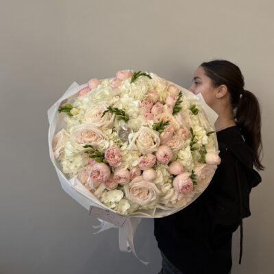 Букет з піоновидних троянд, білих гортензій та ароматних фрезій