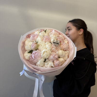 Ніжний мікс білих та рожевих півоній