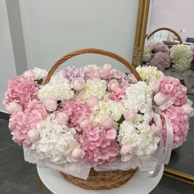 Ніжна композиція з гортензій та садових троянд peony pink