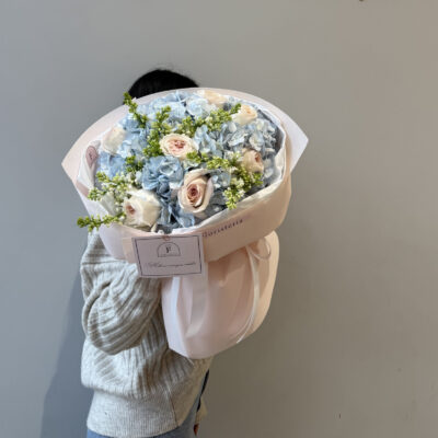 Ніжний мікс з блакитних гортензій, піоновидних троянд та ароматного бузку