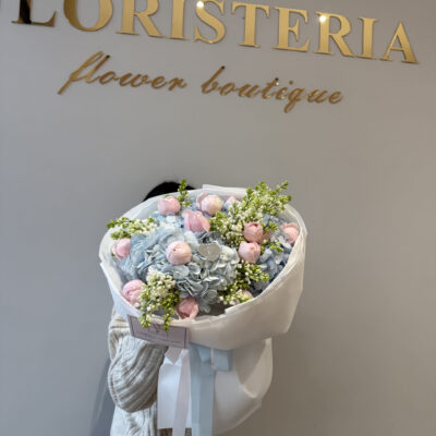 Блакитно рожевий мікс з гортензій, садових троянд та бузку