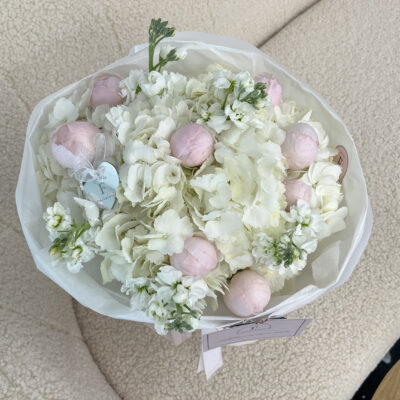 Букет з білих гортензій, матіоли та піоновидних троянд