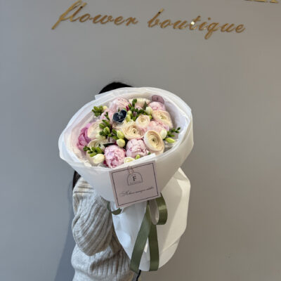 Букет з ароматних фрезій, півоній та ранункулюсів