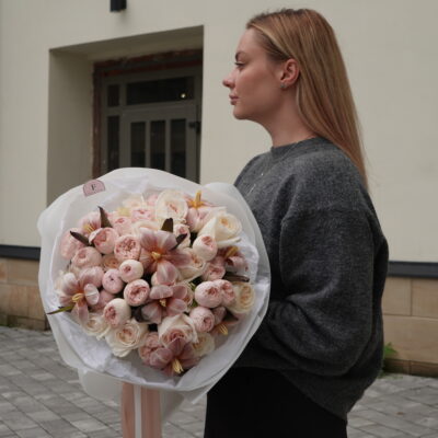 Мікс в пастельних відтінках з піоновидних троянд та тюльпанів