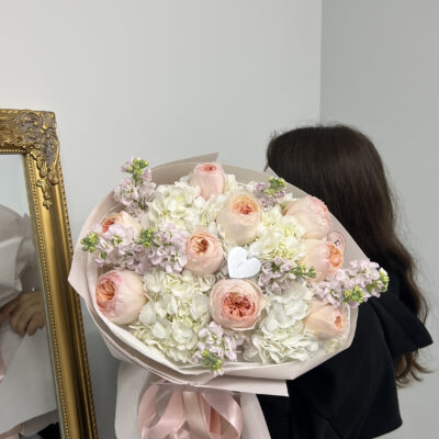 Букет з ароматної матіоли, білих гортензій та троянди Juliet