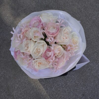 Мікс ранункулюсів, парфумованих троянд White O’Hara та наріне