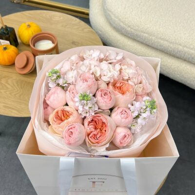 Букет з гортензії, піоновидних троянд та матіоли